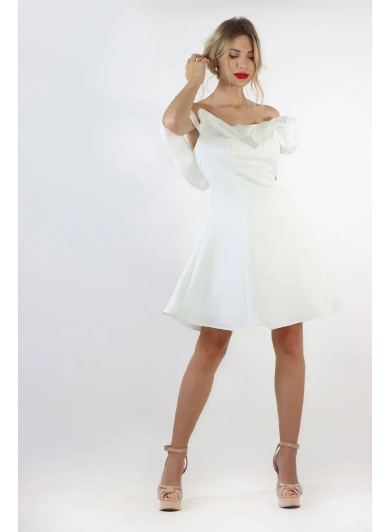 توترندس فستان أبيض قصير وكتف مكشوف